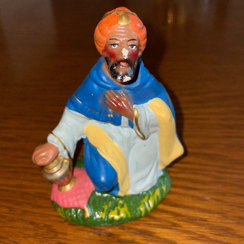 Vtg chalkware kneeling wise man with gold jar‎ & turban on head/nativity scene